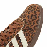 Championes urbanos Adidas modelo Breaknet Sleek, con diseño de estampado animal print en tonos marrones. Presentan las tres tiras características de la marca en color crema en los laterales, suela de goma marrón y detalles en negro en el interior.