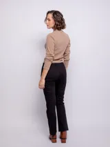 Pantalón de vestir color ladrillo, de corte recto y tiro alto.