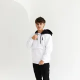 Canguro blanco con capucha forrada en negro, cierre parcial con cremallera, bolsillo tipo canguro con solapa y logo estampado en el pecho.