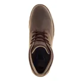 Bota de caña baja Caterpillar modelo Elude WP, confeccionada en cuero de plena flor impermeable color marrón oscuro. Presenta cierre con cordones, cuello acolchado y suela de goma en tono beige con diseño dentado para mayor tracción.