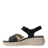 Sandalias de plataforma baja color nude, con tiras cruzadas en el empeine y ajuste de velcro en el tobillo.