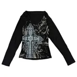 Remera negra de manga larga, corte ajustado (slim fit), con escote en V y estampado frontal grande de una cruz ornamentada con detalles en gris y blanco.