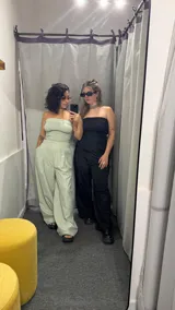 Pantalón cargo color verde agua, de corte ancho y tiro alto, con cintura elastizada y bolsillos laterales.