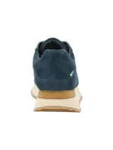 Zapatilla casual de gamuza color azul marino, con suela de plataforma de goma y crepé natural. Presenta cordones bicolores y detalle de etiqueta pequeña en el talón.
