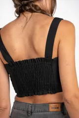 Top negro corto con breteles anchos y escote cuadrado.