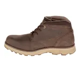 Bota de caña baja Caterpillar modelo Elude WP, confeccionada en cuero de plena flor impermeable color marrón oscuro. Presenta cierre con cordones, cuello acolchado y suela de goma en tono beige con diseño dentado para mayor tracción.