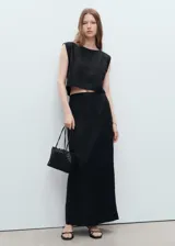 Top crop negro sin mangas, confeccionado en 100% lino, con cuello redondo y tirantes anchos.