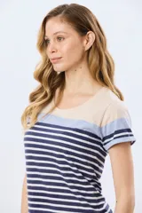 Remera de algodón de manga corta con diseño de bloques de color y rayas horizontales en tonos beige, celeste y azul marino, con cuello redondo.