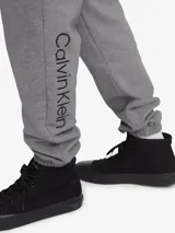Pantalón tipo jogger de algodón con cintura elástica, bolsillos laterales y traseros, y logo de la marca bordado.