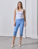 Pantalón capri blanco de gabardina elastizada, marca Ruby Rd. Tiene pretina ancha elastizada, bolsillos simulados en la parte delantera y detalle de puntilla en el ruedo.
