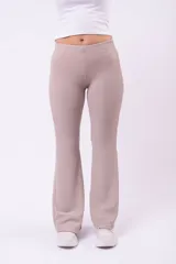 Pantalón oxford color marrón oscuro, con textura de punto y aberturas laterales en el bajo.