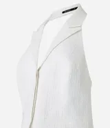 Chaleco blanco de tweed texturizado con espalda abierta, botones delanteros y solapas.