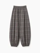 Babucha de gabardina con diseño a cuadros, corte relajado y cintura elastizada. Presenta puños elásticos en los tobillos.