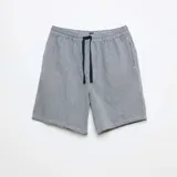 Pack de dos shorts de pijama para hombre, de corte recto, con cintura elástica y cordón ajustable. Uno de los shorts es de diseño a cuadros grandes en tonos azul marino y blanco, y el otro presenta un estampado de vichy en azul y blanco. Ambos cuentan con bolsillos laterales.