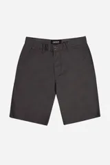 Bermuda tipo chino de la marca Mistral, con diseño clásico, cierre de botón y cremallera, bolsillos laterales y pasacintos.