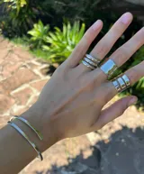 Anillo ancho de alpaca color plateado, con terminación pulida.