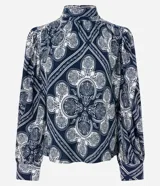 Blusa azul marino con estampado paisley en blanco, cuello alto, mangas largas abullonadas con puños y cierre de lágrima en la espalda.