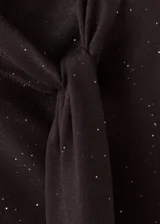 Top sin mangas de tejido de punto con brillos, diseño entallado y cuello alto con detalle de fular largo integrado.