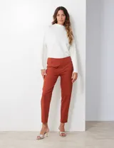 Pantalón de vestir color ladrillo, de corte recto y pretina ancha pespunteada. Confeccionado en gabardina elastizada.