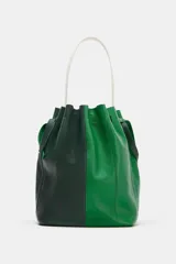 Bolso de hombro maxi en piel con diseño bicolor en tonos verde oscuro y verde brillante, con cierre fruncido y asa de hombro en color blanco.