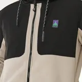 Canguro con cierre frontal, diseño bicolor en negro y gris, con capucha ajustable mediante cordones y bolsillo con cierre en el pecho. Presenta un parche con logo en el pecho y mangas largas.