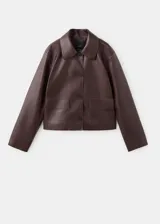 Chaqueta de cuero sintético marrón con cuello camisero, cierre frontal de botones oscuros y bolsillos frontales de parche con solapa.