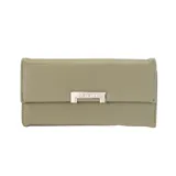 Billetera tipo sobre color verde oliva, con cierre de broche imantado, interior con tarjetero y bolsillo con cierre.