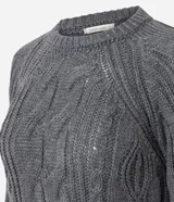 Suéter de punto gris con diseño de trenzas verticales, cuello redondo y mangas largas con puños acanalados.