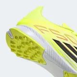 Championes de fútbol Adidas F50 League para césped artificial, con exterior Fiberskin y diseño en color amarillo neón con detalles en blanco y negro. Presentan suela de caucho con tracción optimizada y mediasuela de EVA para mayor amortiguación.