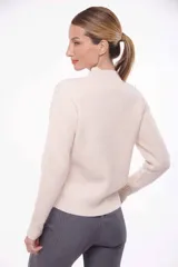 Suéter tejido color blanco con cuello alto y diseño de trenzas.