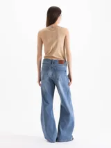 Jeans wide leg de tiro medio-bajo en denim celeste claro, con recortes y pinzas en las piernas que aportan movimiento y una caída fluida, confeccionado en algodón suave y flexible.