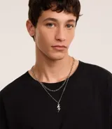 Collar doble con cadena gruesa y una delgada con colgante de rayo.