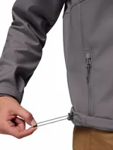 Chaqueta Columbia modelo Ascender Soft Shell, color gris, con cierre frontal completo, cuello alto con protector de barbilla, bolsillo en el pecho con cierre y bolsillos laterales. Cuenta con puños ajustables y tecnología resistente al agua y al viento.