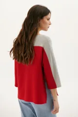 Buzo de punto color beige con mangas 3/4 y detalle bitono en gris en cuello y mangas.