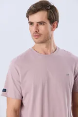 Remera lisa de manga corta y cuello redondo, color gris oscuro, de calce cómodo con pequeño logo bordado en el pecho.