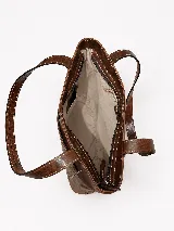 Cartera tipo tote de cuero vacuno marrón, con doble asa larga de hombro y cierre superior. Presenta un bolsillo frontal externo con textura símil cocodrilo y detalles de costuras visibles.