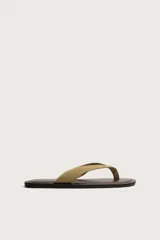 Sandalias planas de cuero para hombre, con suela marrón oscuro y tiras anchas en el empeine de ante en color tostado.