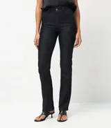 Pantalón de jean corte recto con cintura alta, cierre frontal con botón y cremallera, trabillas para cinturón y diseño clásico de cinco bolsillos.