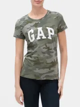 Remera de manga corta con cuello redondo, confeccionada en algodón con estampado de camuflaje en tonos verdes y grises. Presenta el logo de la marca Gap estampado en color blanco en el centro del pecho.