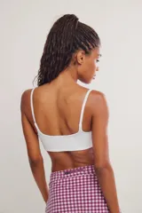 Top deportivo negro de tejido acanalado y diseño sin costuras, con escote cuadrado y tirantes finos.