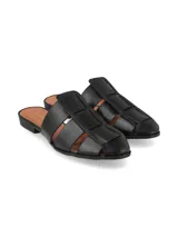 Sandalias tipo mule de cuero negro, con diseño de tiras anchas entrelazadas y punta cerrada. Poseen una suela plana con un pequeño taco cuadrado.