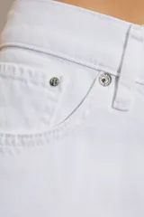 Jeans de corte bootcut y tiro alto en color blanco, confeccionados en denim 100% algodón sin elastano, con bolsillos clásicos y costuras visibles.