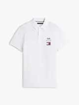 Chomba de piqué color blanco, de corte regular, con cuello y puños de punto canalé. Presenta cierre frontal de tres botones y logo bordado en el pecho de la colaboración entre Tommy Hilfiger y Cadillac Formula 1 Team.