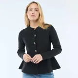Cárdigan negro de tejido de punto con corte peplum, cuello redondo y cierre frontal con botones dorados en forma de estrella.