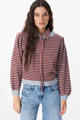 Sweater de punto con diseño de rayas horizontales en color marrón y beige, cuello redondo, mangas largas con volumen y puños acanalados.