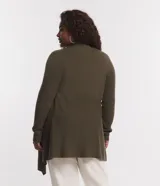 Cardigan de punto acanalado color verde militar, de manga larga, con abertura total y bajo asimétrico en forma de punta.