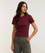 Remera de algodón color vino tinto, de manga corta y cuello redondo, con corte ajustado y ligeramente cropped.