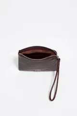 Monedero de piel color marrón rojizo con acabado brillante, estructura rígida y cierre de cremallera con tirador de tejido. Presenta logo metálico de Bimba y Lola en el frente y bolsillo interior.