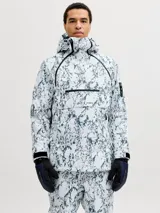 Campera anorak de ski técnica impermeable y cortaviento con capucha ajustable. Presenta un diseño tipo canguro con bolsillo frontal con cierre y solapa con velcro, ventilación bajo los brazos y puños ajustables. Confeccionada en tejido resistente con estampado marmolado.