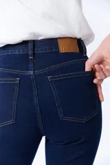 Pantalón jean de corte recto, color azul oscuro, con tiro medio y bolsillos delanteros y traseros.